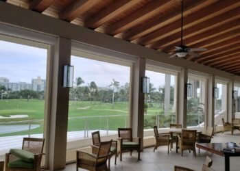 commercial retractable awnings